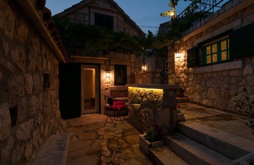 Tice Apartment | Lovely Apartment in Omiš with Private Balcony