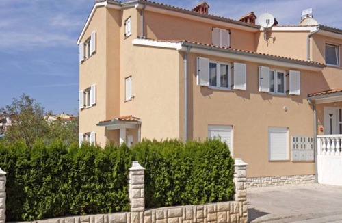 Vinkuran Apartment | Lovely Flat with swimming pool near beach