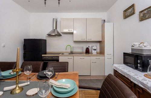 Delnice House | Lovely home in Brod na Kupi with kitchen