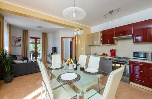 Rebici House | Lovely home in Dobrani