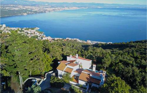 Veprinac House | Lovely Home In Icici With House A Mountain View