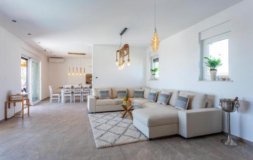 Loborika House | Lovely Home In Marcana