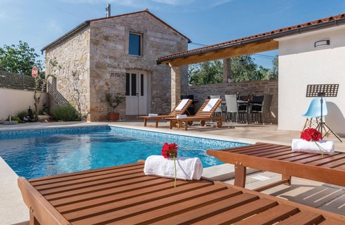 Mali Vareski House | Lovely home in Peruski