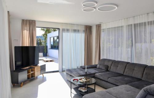 Rogac House | Lovely Home In Rogac With Sauna