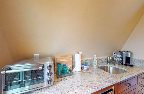 Surf Pines Apartment | Lovely studio guesthouse with ocean views, outdoor deck & washer/dryer
