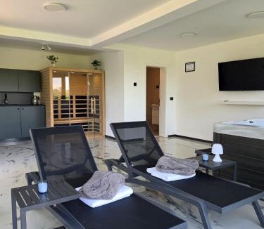 Jastrebarsko House | Luni Stay - Jacuzzi, Sauna & Nature Escape