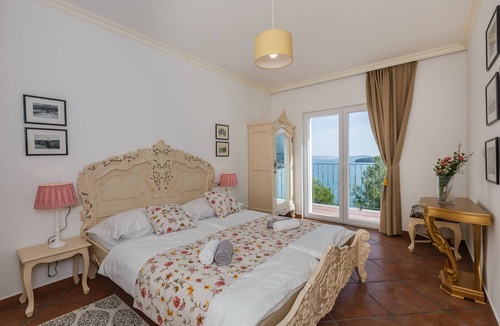 Marina Villa | LUXE! Villa by the sea with heated pool! 15 mins from Split airport, (OWNER)