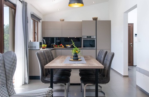 Mali Vareski Villa | Luxe villa with jacuzzi and pool