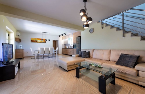 Brgod Villa | Luxuriös, Privat und Perfekt Ausgestattet Minuten vom Strand; für 8 Personen