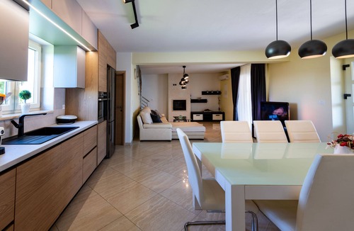 Brgod Villa | Luxuriös, Privat und Perfekt Ausgestattet Minuten vom Strand; für 8 Personen