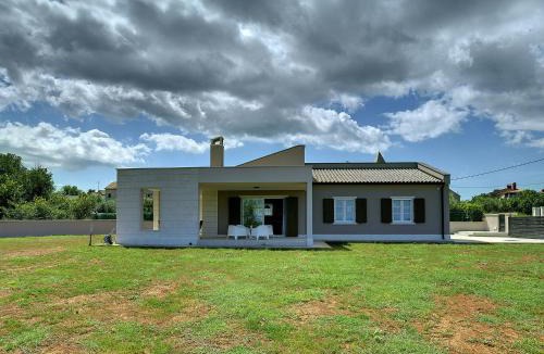 Kavran House | Luxurious Holiday Home with Pool in Kavran