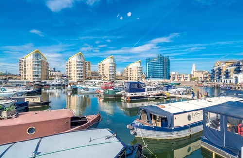 Limehouse Boat Rental | Luxurious houseboat near Canary Wharf in London