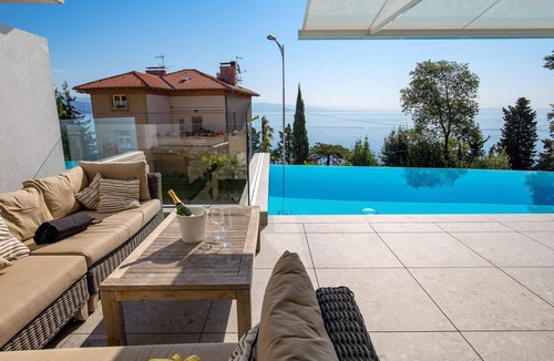 Opatija Apartment | Luxurious vacation apartment in a central location near the sea.