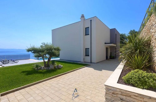 Veprinac Villa | Luxury 4 BD Villa with Heated Pool and Breathtaking Sea Views
