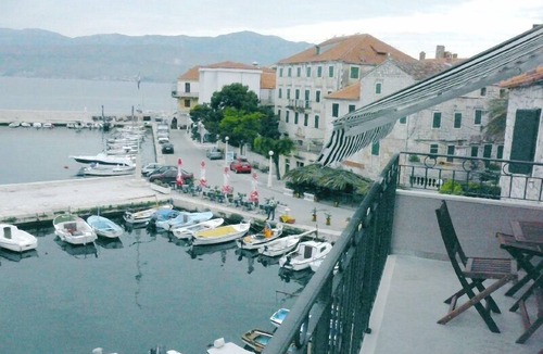 Milna (Brac) Apartment | Luxury Apartment, Directly on the sea, Fishing village,Organic food,Sandy beach