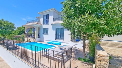 Cizici Apartment | Luxury apartment Viktorija with private pool