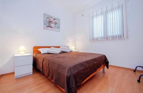 Starigrad Apartment | Luxury Apartment with heated pool in Starigrad