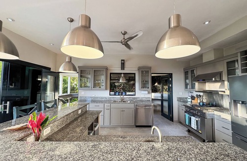 Ballena Villa | Luxury Ocean-View Villa 6 bdrm Sleeps 14 Infinity Pool, Spa, Gameroom & Full A/C