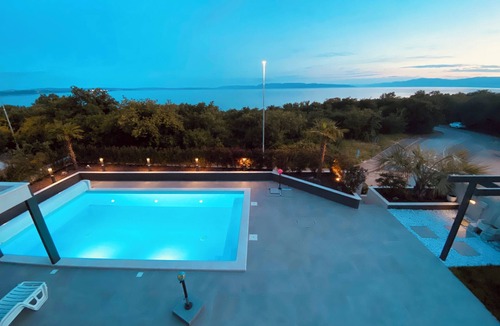 Kostrena Apartment | Luxury Pool Apartment by the Sea