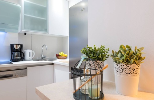 Gornji Kono Apartment | Luxury Vacation Spot with Large Terrace And Garden