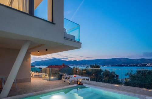 Okrug Gornji Villa | Luxury Villa Glass with Pool