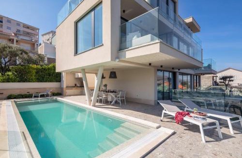 Okrug Gornji Villa | Luxury Villa Glass with Pool