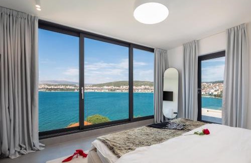 Okrug Gornji Villa | Luxury Villa Glass with Pool