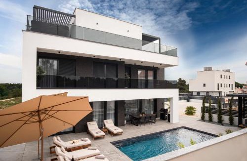 Srima Villa | Luxury Villa Vesper- Heated Pool, Hot Tub, Rooftop terrace, Gym