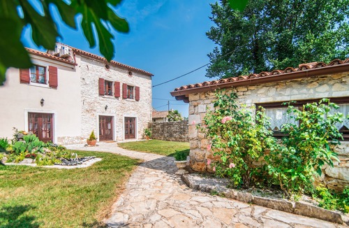 Pinezici House | Magnificent stone house Dina with private pool, situated in a quiet area