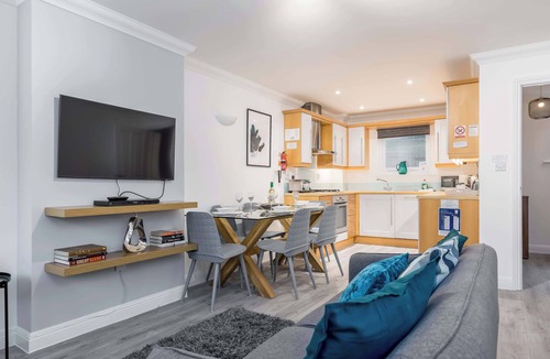 Poole House | Magnolia House - Townhouse in Old Town Poole