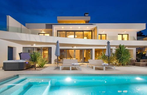 Rabac Villa | Majestic Coastal Retreat - Villa Mayan