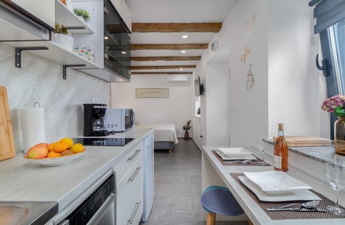 Hreljin House | Make yourself comfortable for two in this compact vacation apartment with sea view.