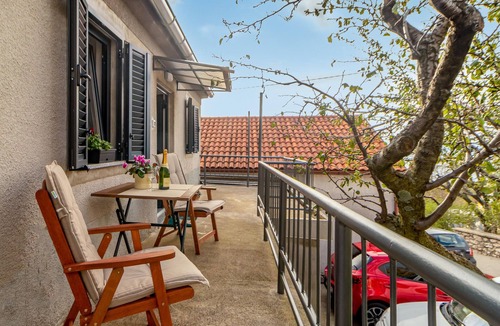 Hreljin House | Make yourself comfortable for two in this compact vacation apartment with sea view.