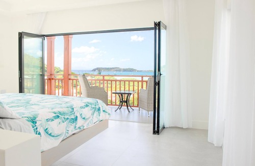 Cobbs Cross House | Modern 3-bedroom Penthouse apt, private pool, a/c, sun deck, garden and parking