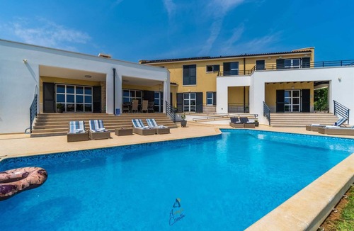 Divsici Villa | Modern 5-BR villa for 10+1 with heated pool and specious land