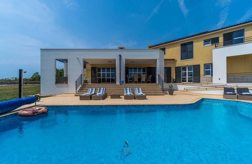 Divsici Villa | Modern 5-BR villa for 10+1 with heated pool and specious land