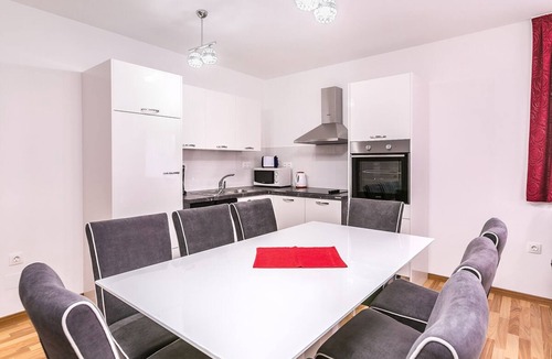 Medulin Apartment | Modern apartment with 3 bedrooms, 3 bathrooms and balcony