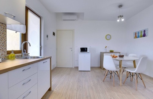 Vinkuran Apartment | Modern apartment with access to balcony including sea view