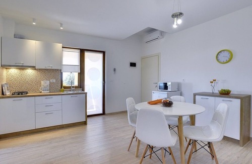 Vinkuran Apartment | Modern apartment with access to balcony including sea view
