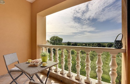 Galizana Apartment | Modern flat with balcony, BBQ, WLAN, air conditioning