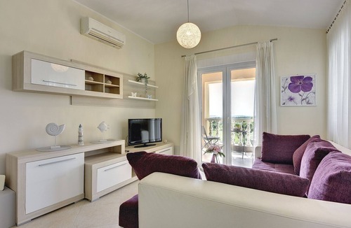 Galizana Apartment | Modern flat with balcony, BBQ, WLAN, air conditioning
