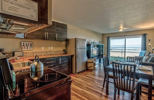 Lincoln City Condo | Modern Ground Floor Beachfront Condo Suite - Sleeps 4 - Pool and Sauna!