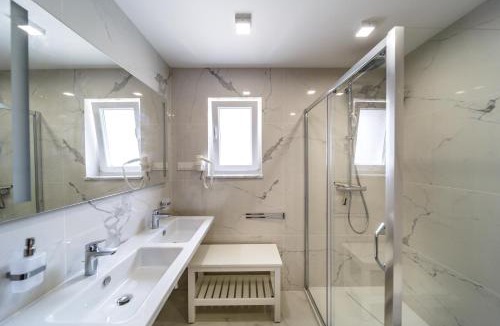 Porat Villa | Modern Villa Christian with pool, sauna, and jacuzzi, 10 min walk from the beach