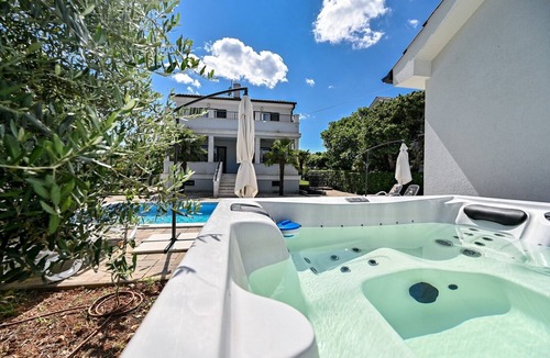 Porat Villa | Modern Villa Christian with pool and sauna