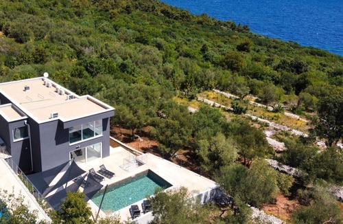Ravni Villa | Modern Villa Tata with a swimming pool