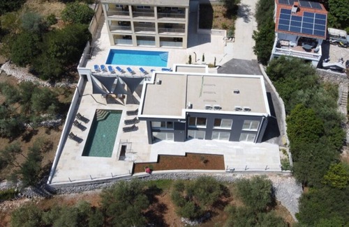 Ravni Villa | Modern Villa Tata with a swimming pool