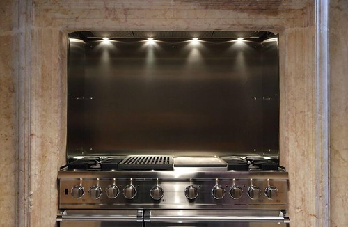 Castello Apartment | Muazzo Palace:Balcony Canal sleeps 8 gym sauna .small deposit. Luggage storage