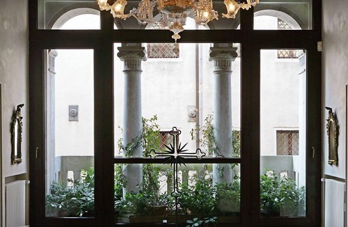 Castello Apartment | Muazzo Palace:Balcony Canal sleeps 8 gym sauna .small deposit. Luggage storage