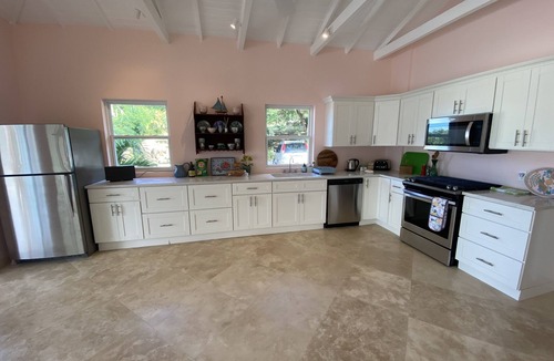 English Harbour Villa | New 2.5 bed Villa between The Yacht Club and Pigeon Beach, Pool, Spa, Great View