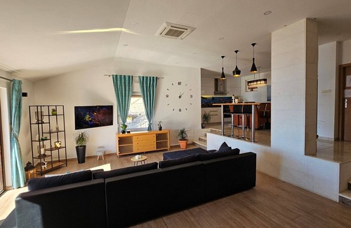 Borak House | NEW! 3-Bedroom Holiday Sunset House with Jacuzzi